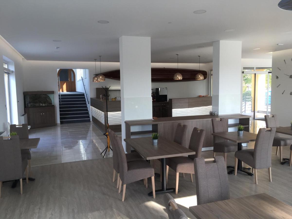 Hotel Nautilus Étterem és Panzió Dabas Esterno foto