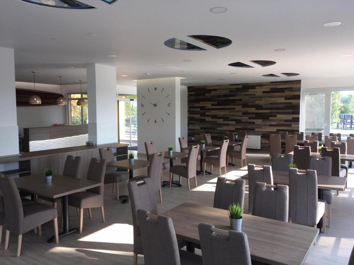 Hotel Nautilus Étterem és Panzió Dabas Esterno foto