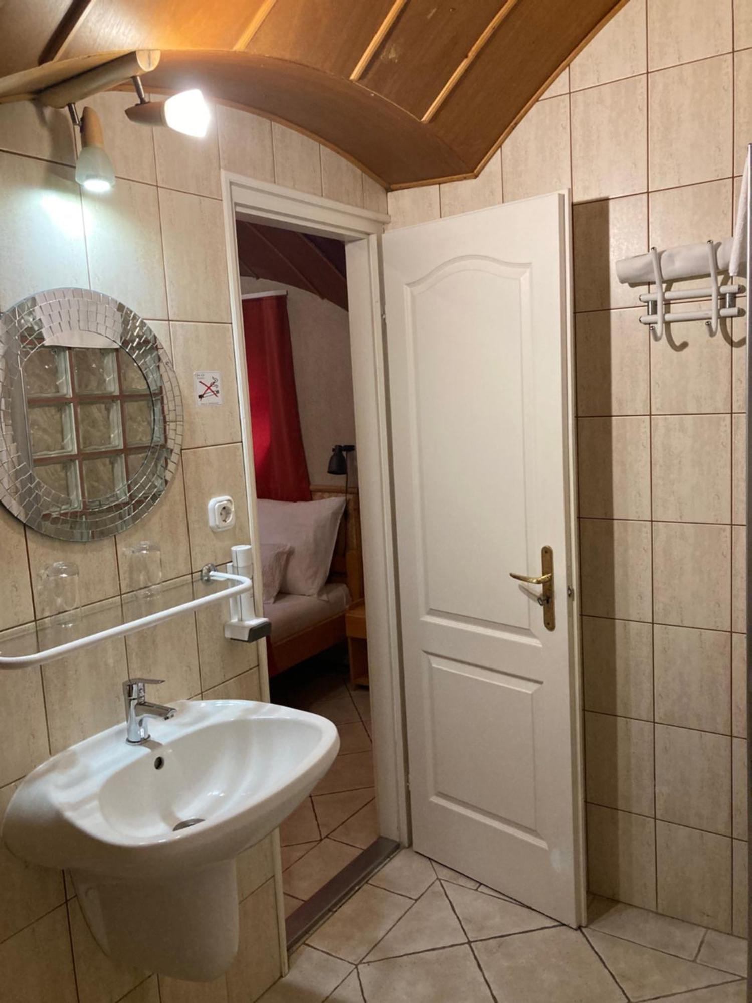 Hotel Nautilus Étterem és Panzió Dabas Esterno foto