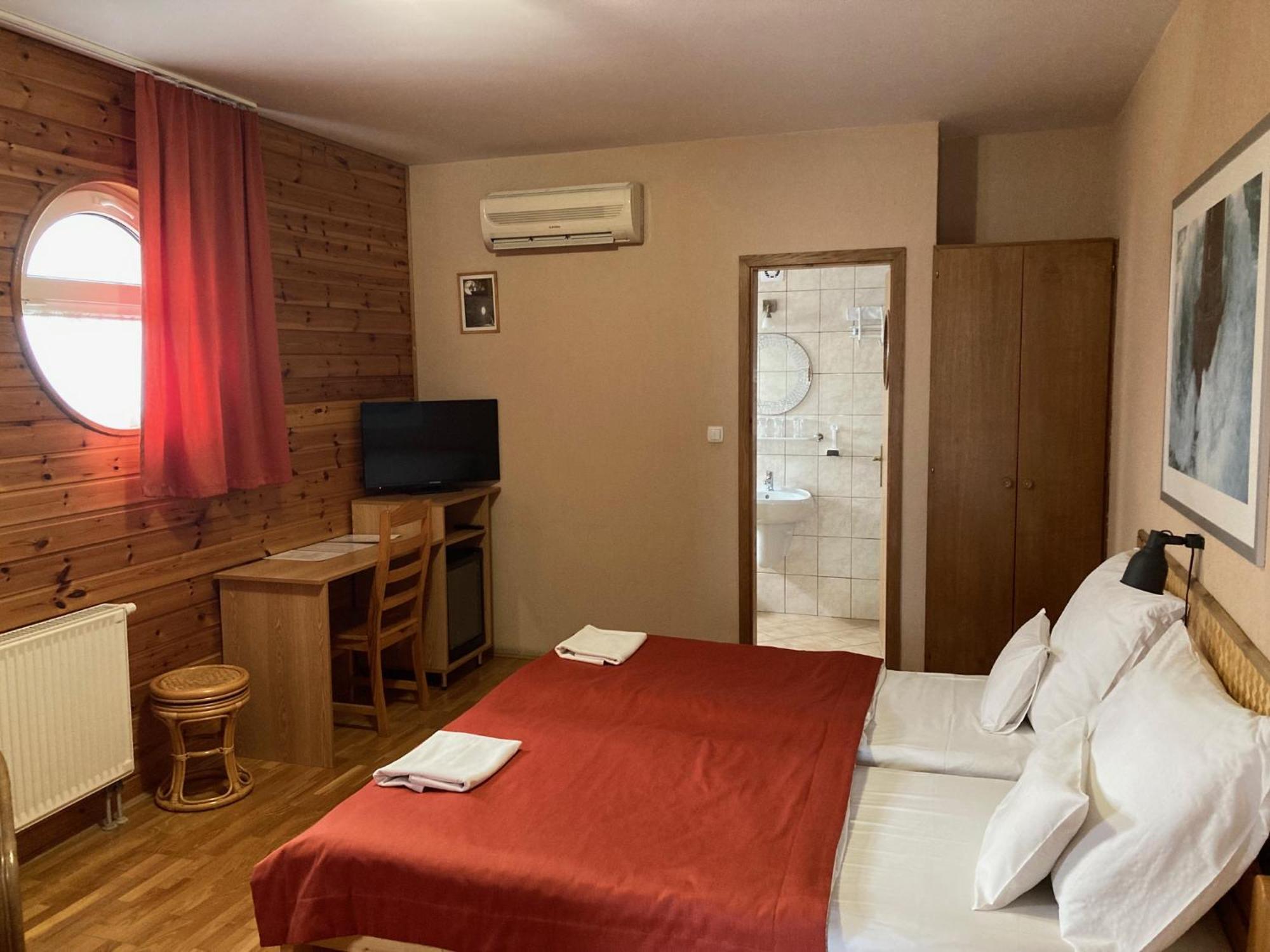 Hotel Nautilus Étterem és Panzió Dabas Esterno foto