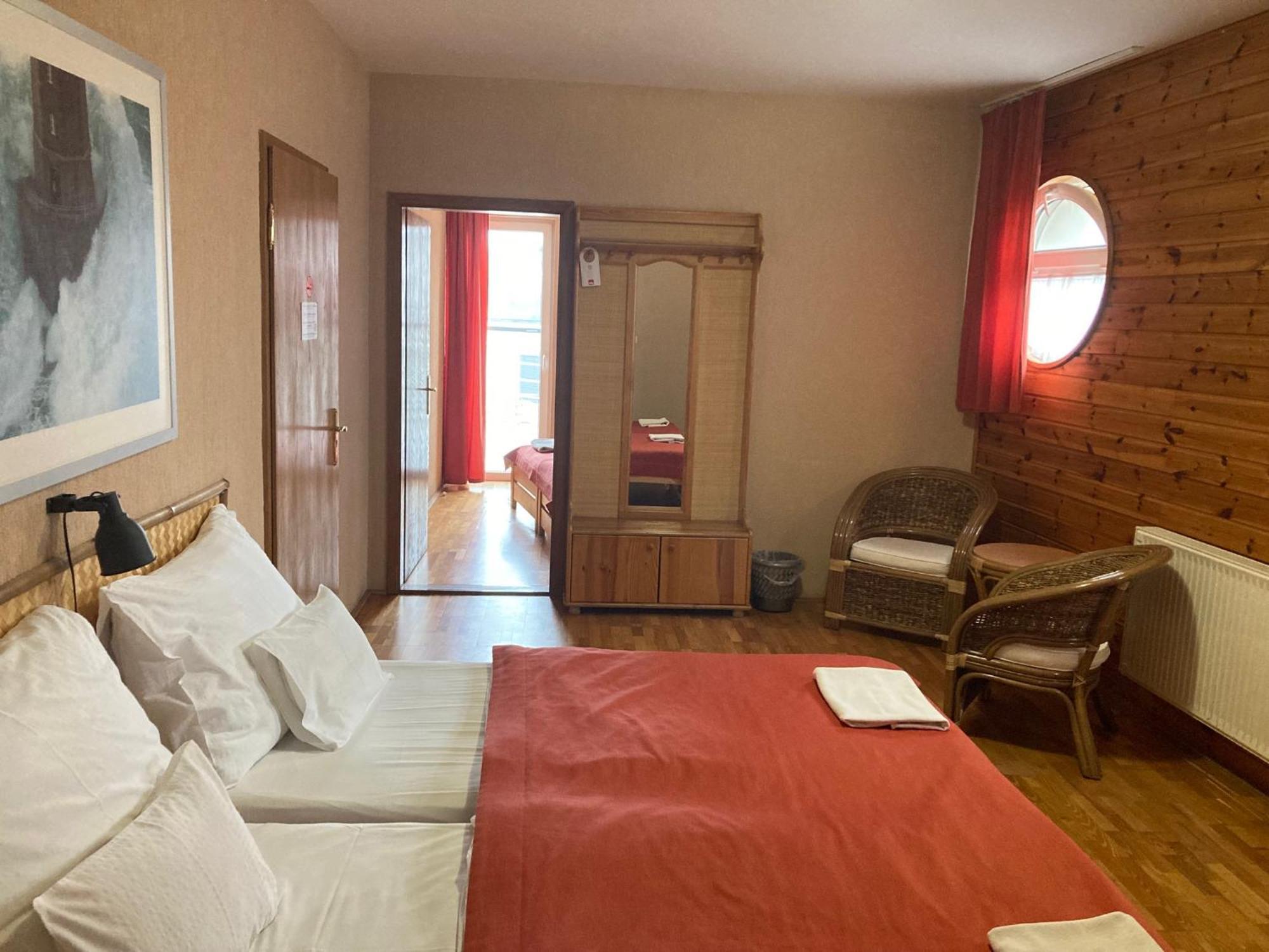 Hotel Nautilus Étterem és Panzió Dabas Esterno foto