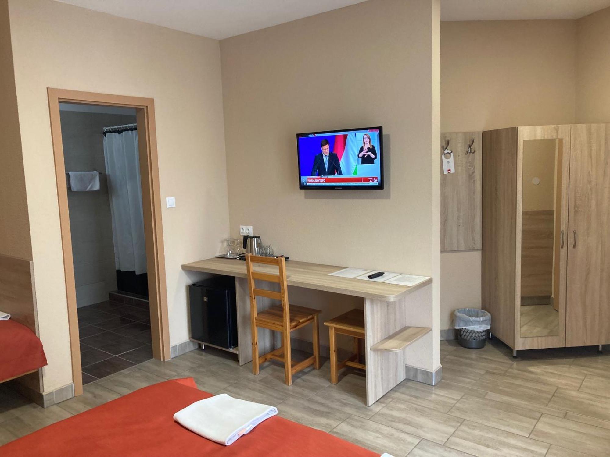 Hotel Nautilus Étterem és Panzió Dabas Esterno foto