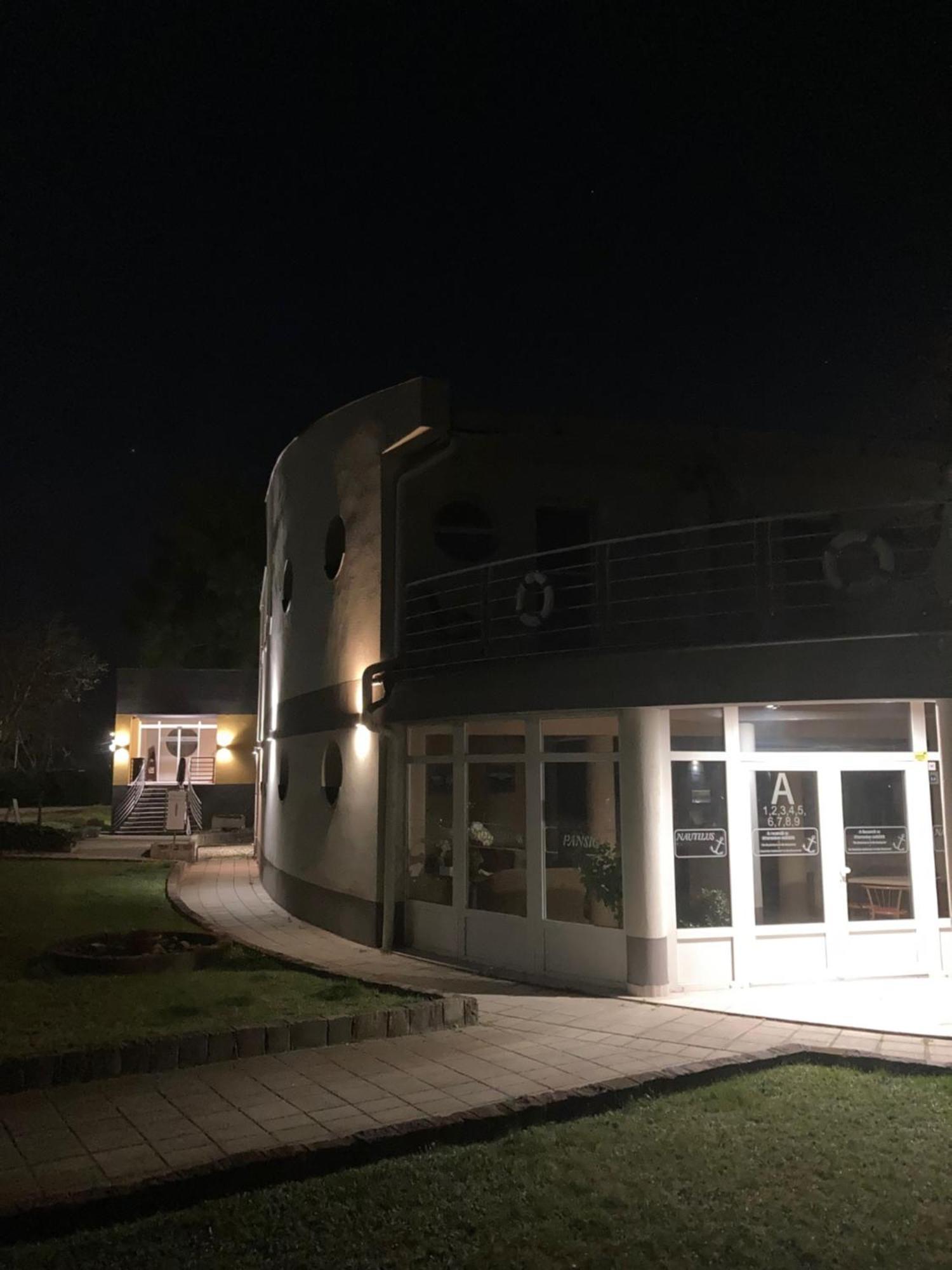 Hotel Nautilus Étterem és Panzió Dabas Esterno foto