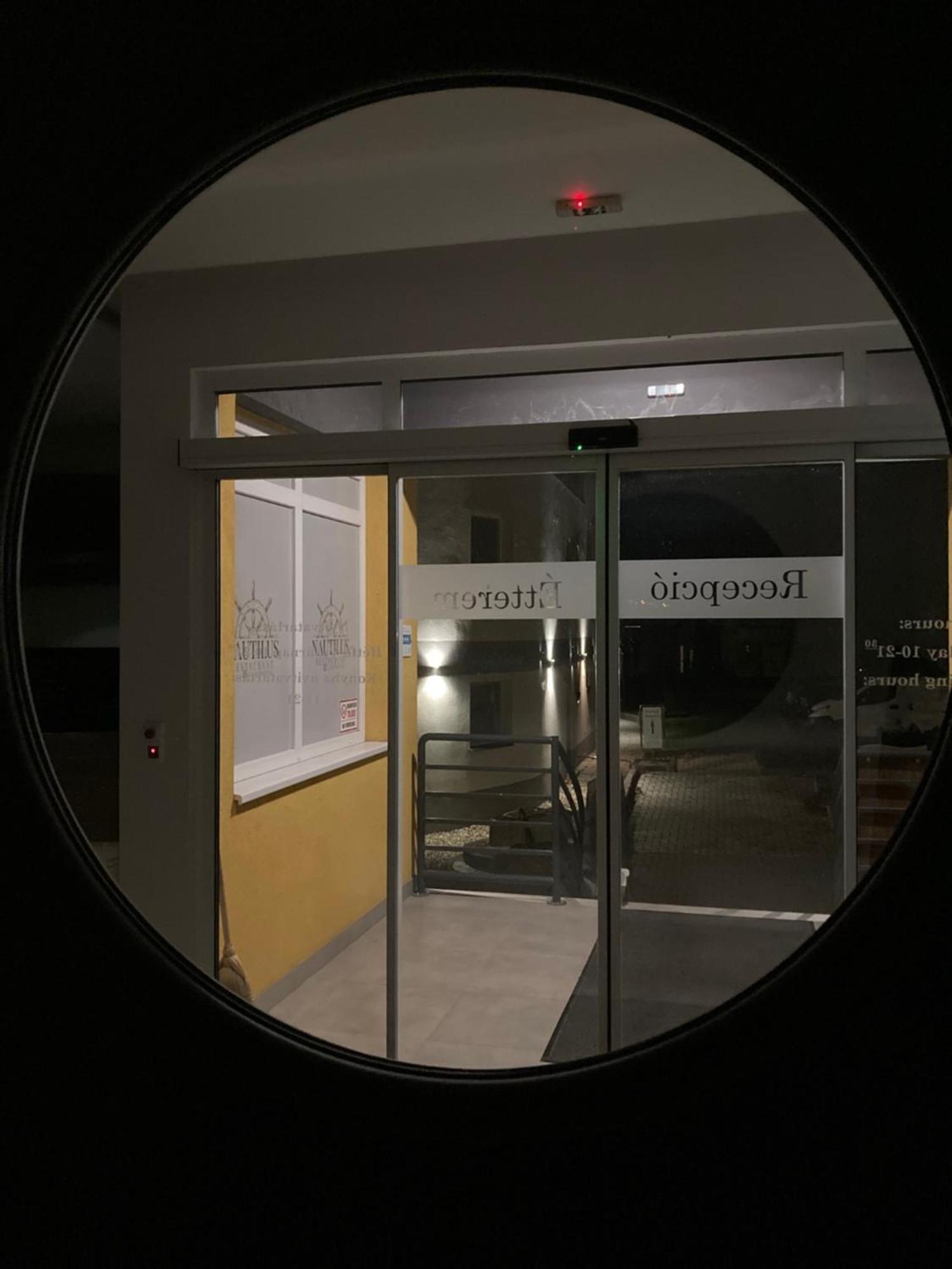Hotel Nautilus Étterem és Panzió Dabas Esterno foto