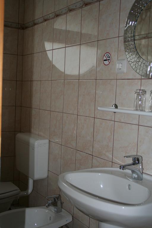 Hotel Nautilus Étterem és Panzió Dabas Esterno foto