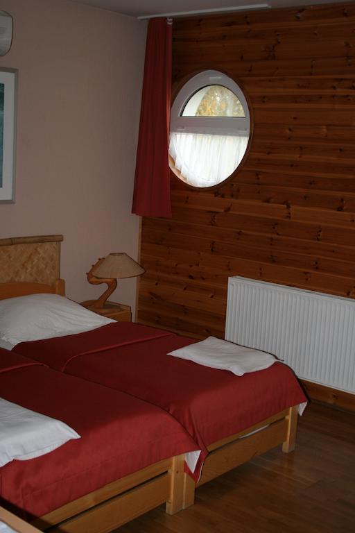Hotel Nautilus Étterem és Panzió Dabas Camera foto